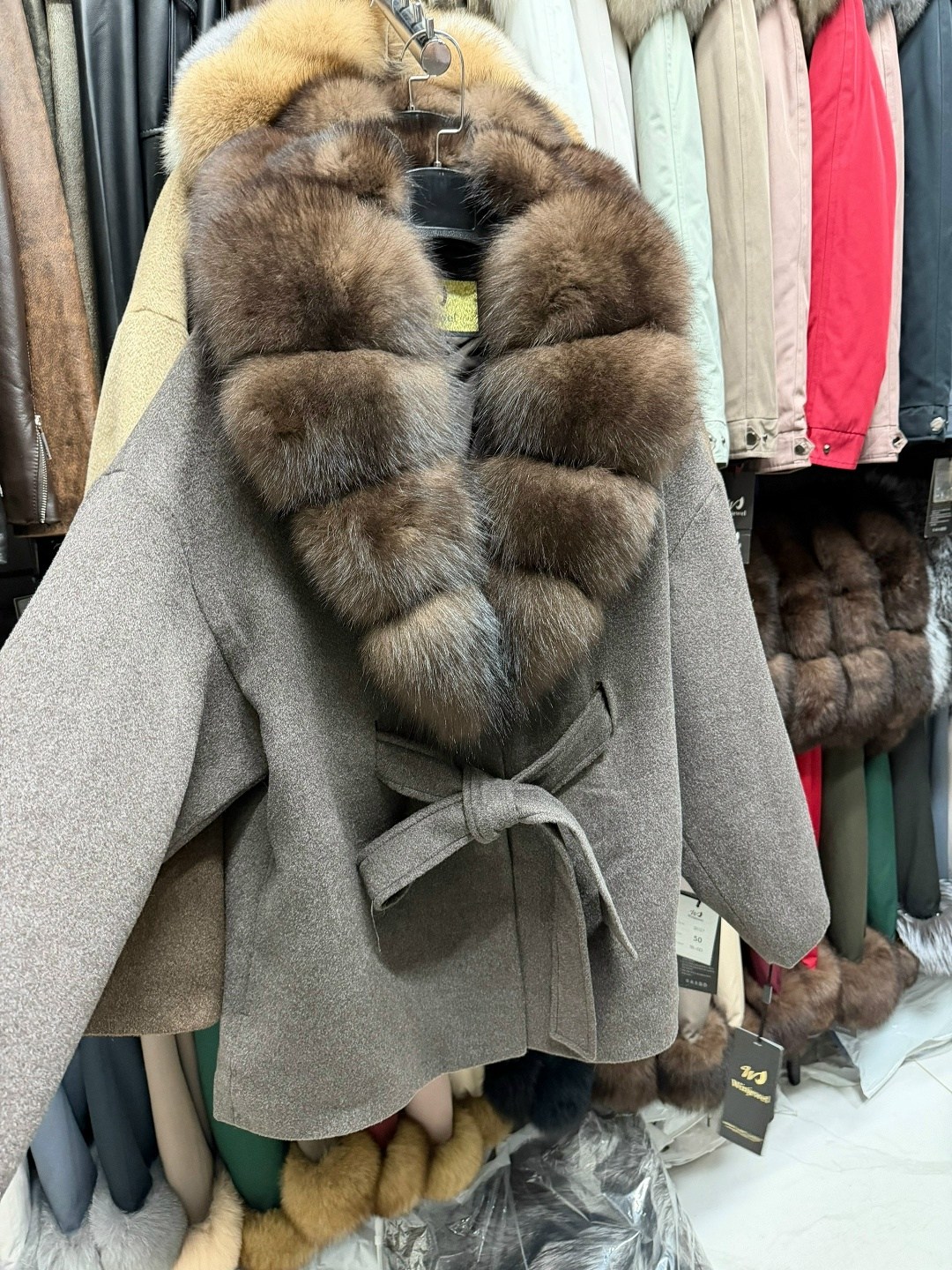 женское пальто с натуральным мехом,пальто с мехом финского песца,пальто с мехом,пальто с песцом,кашемировое пальто с натуральным мехом