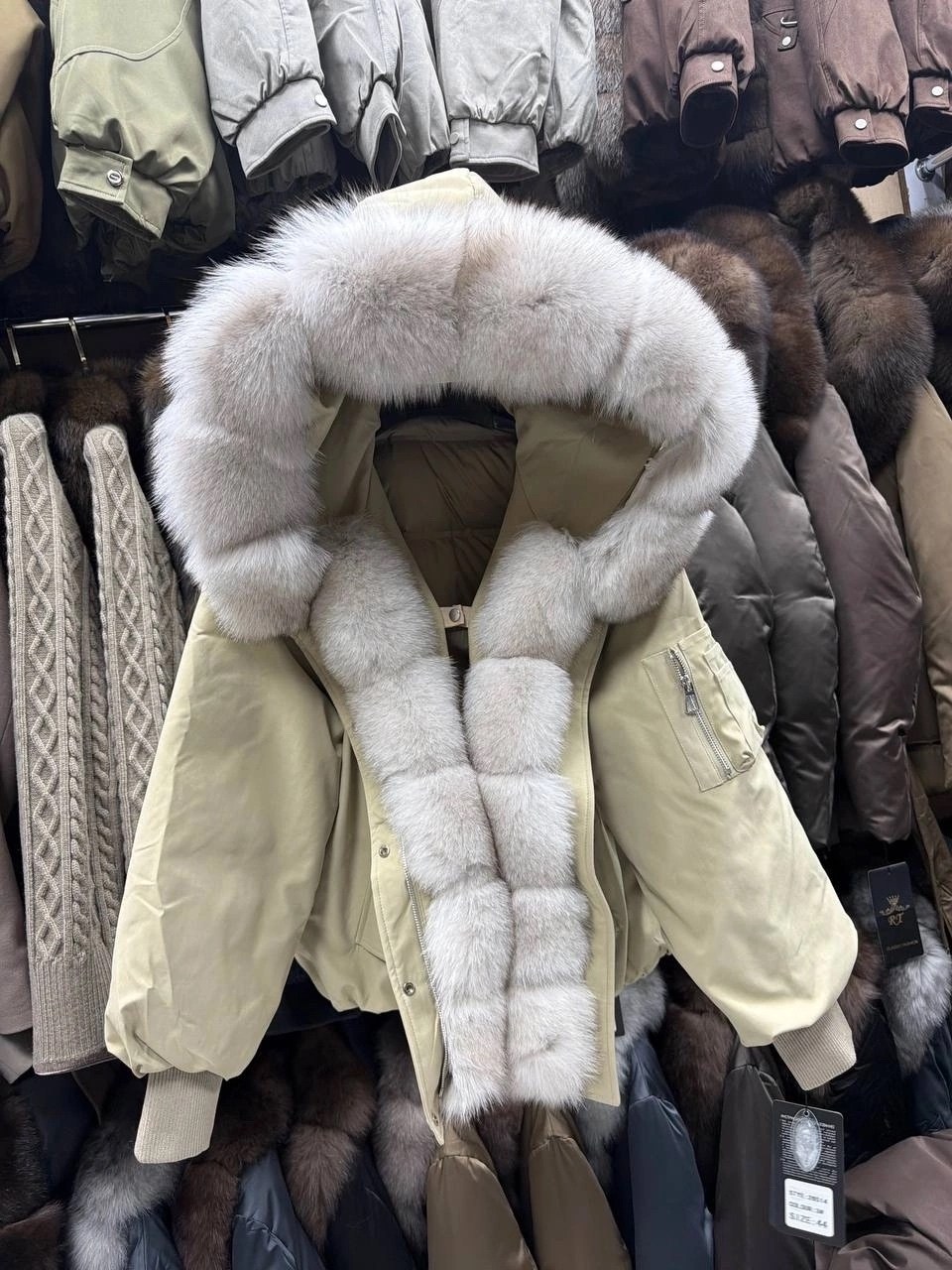 женская парка на натуральном меху,парка с меховым,женская парка на натуральном меху укороченная куртка с лисьим мехом,зимние куртки,парка с мехом