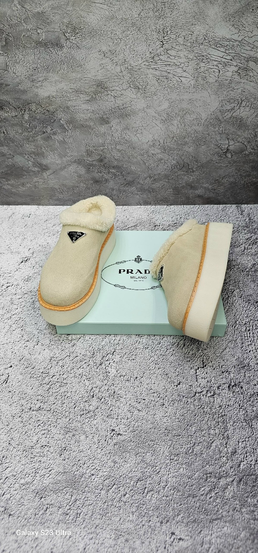 женские зимние ботинки prada,лоферы prada,черные замшевые ботинки с мехом prada lm-5891,черные замшевые ботинки с мехом prada,