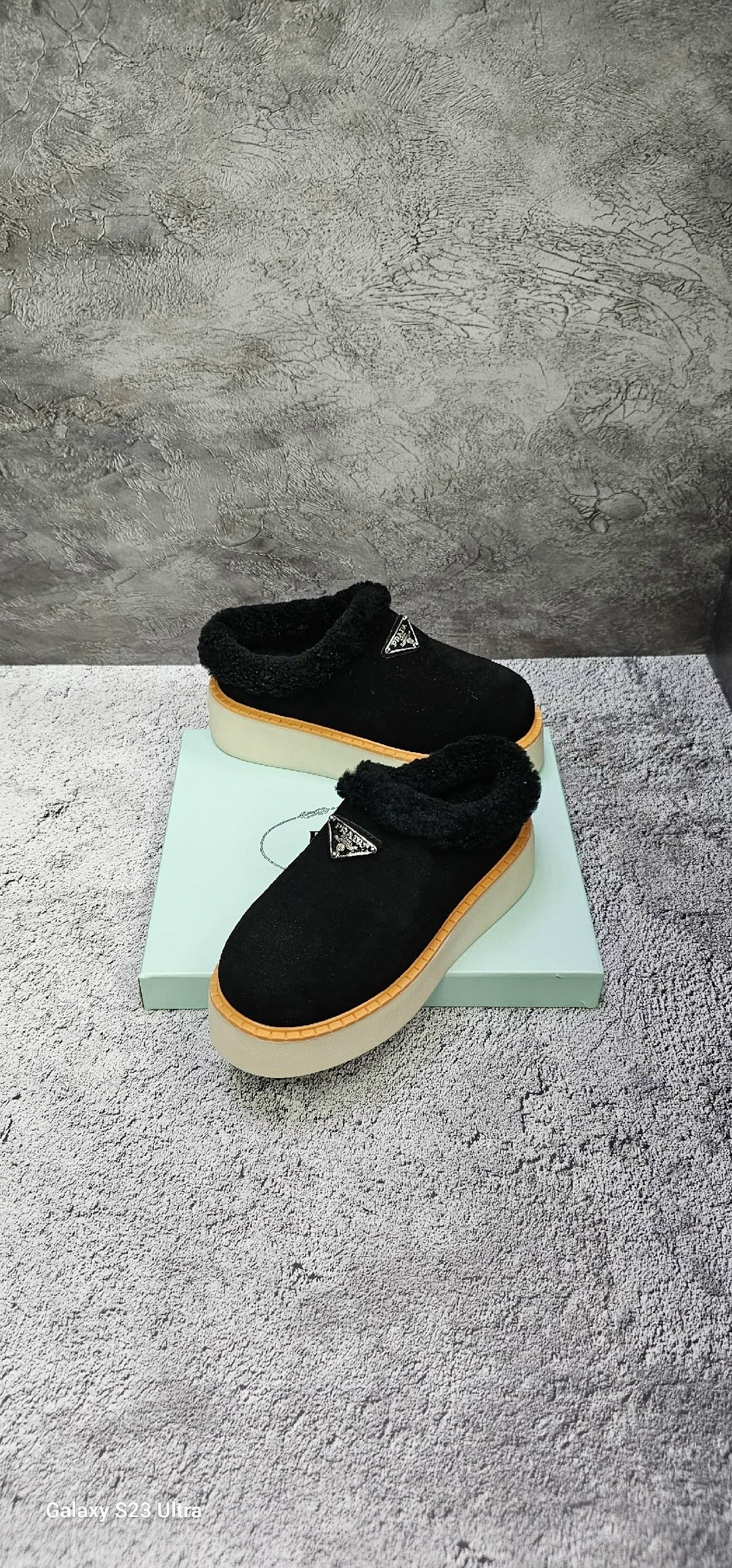 женские зимние ботинки prada,лоферы prada,черные замшевые ботинки с мехом prada lm-5891,черные замшевые ботинки с мехом prada,