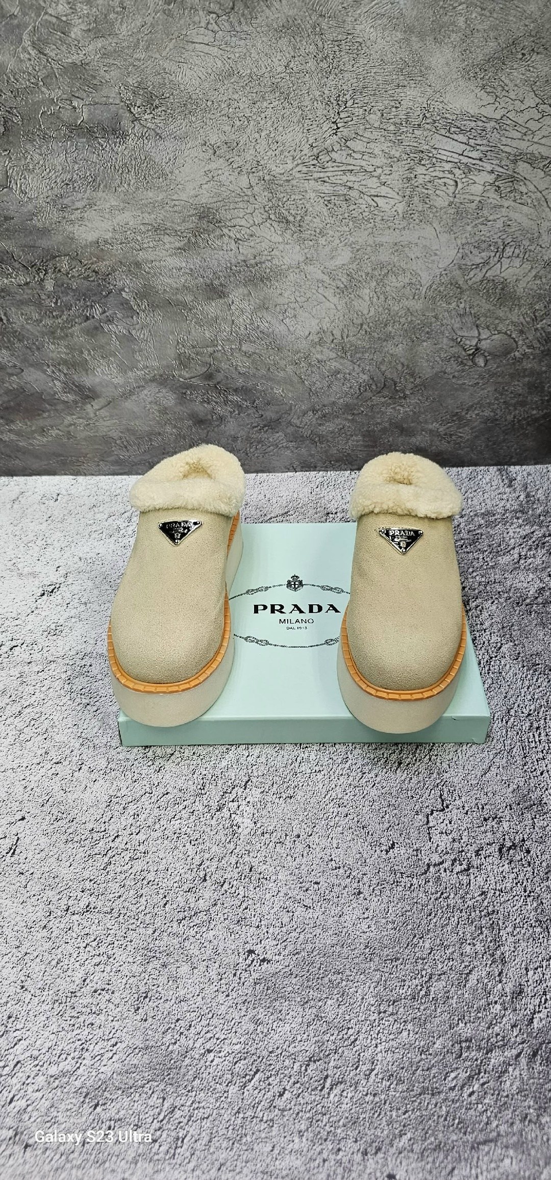 женские зимние ботинки prada,лоферы prada,черные замшевые ботинки с мехом prada lm-5891,черные замшевые ботинки с мехом prada,