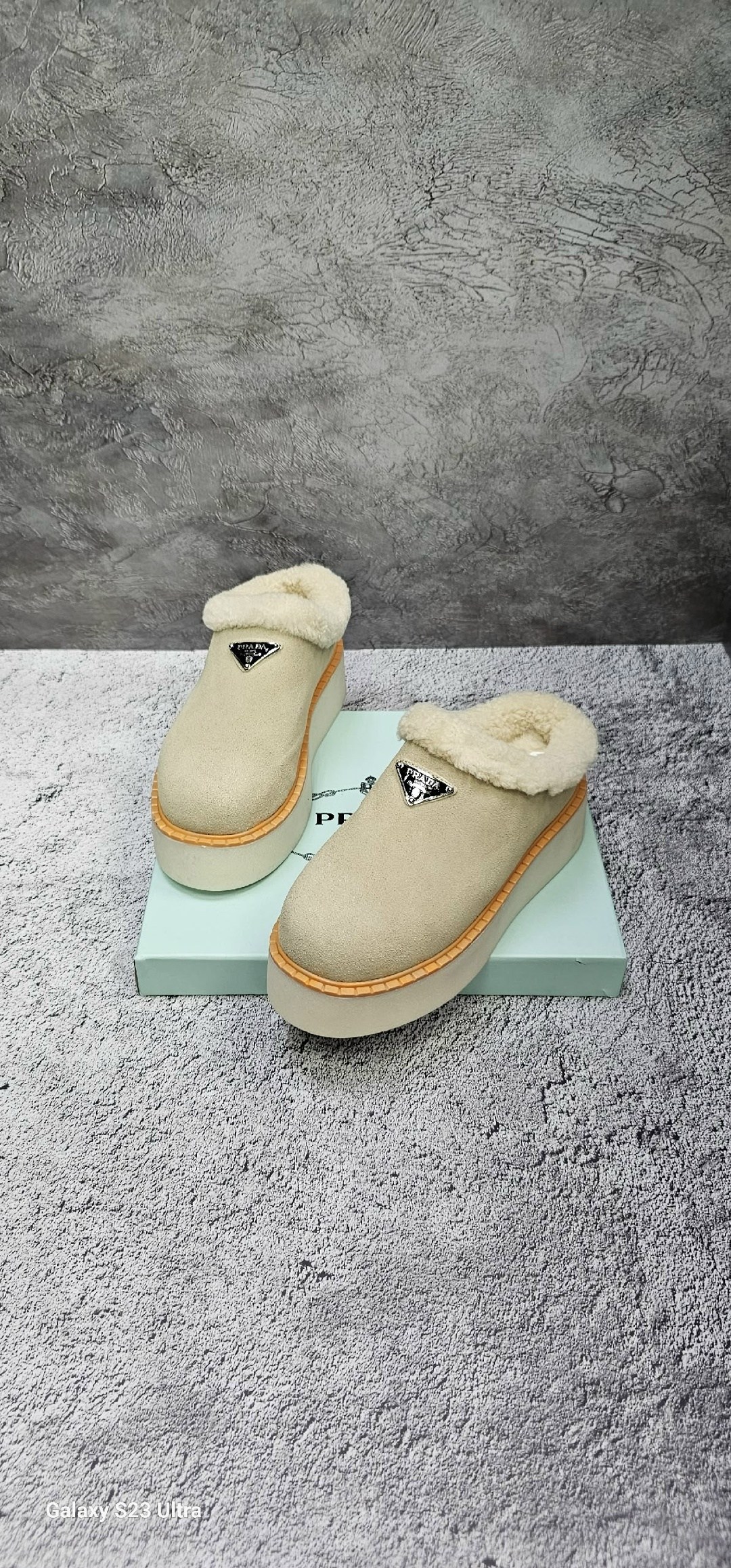 женские зимние ботинки prada,лоферы prada,черные замшевые ботинки с мехом prada lm-5891,черные замшевые ботинки с мехом prada,