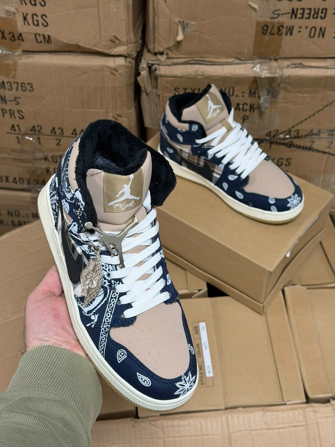 кроссовки nike air jordan 1 retro high,nike air jordan 1 retro high,nike air jordan 1 mid se pine green,nike air jordan 1 retro high og,кроссовки nike air jordan 1
