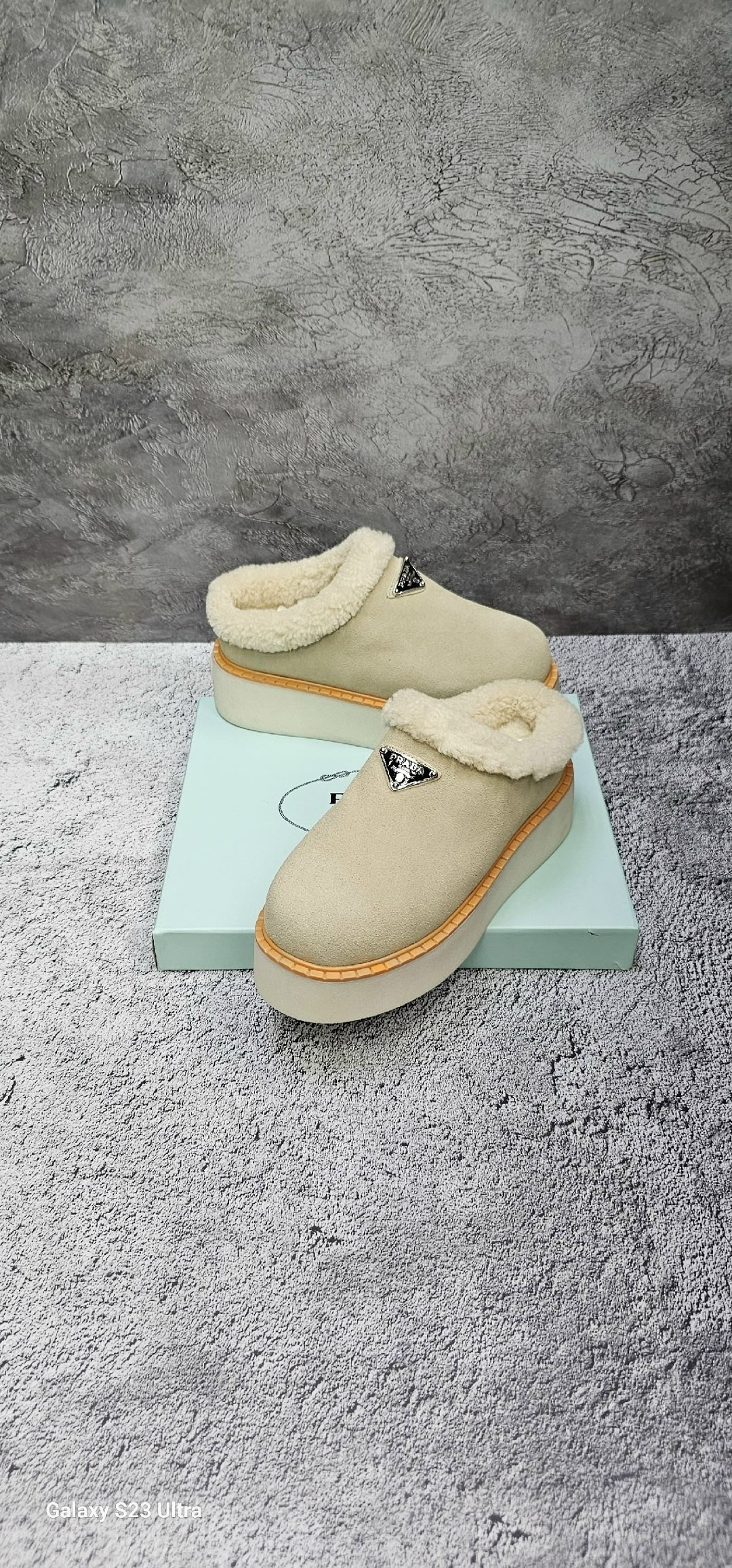 женские зимние ботинки prada,лоферы prada,черные замшевые ботинки с мехом prada lm-5891,черные замшевые ботинки с мехом prada,