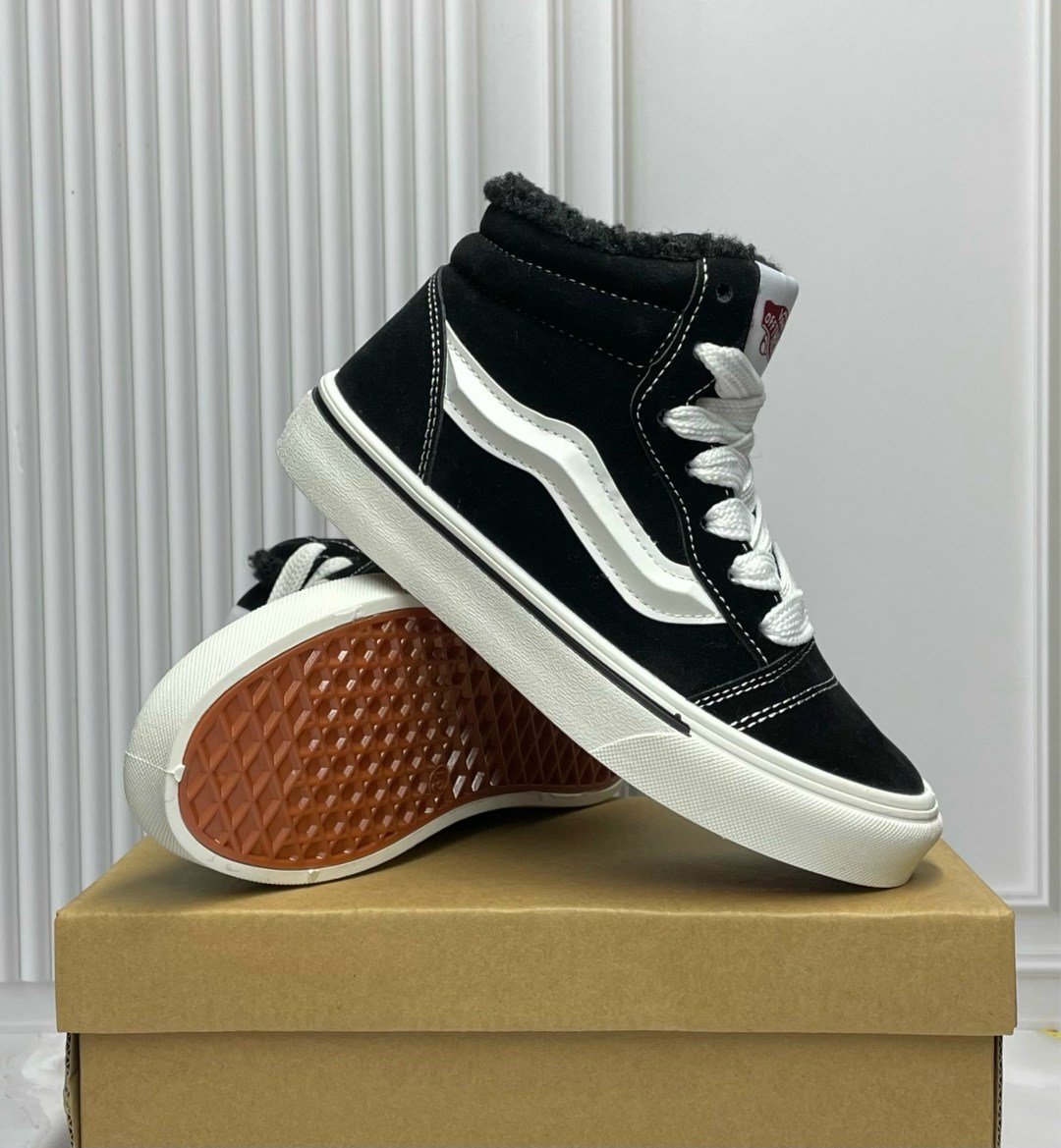 зимние кеды vans с мехом утепленные vans,кеды ванс высокие зимние sk8 hi утепленные с мехом,зимние vans sk8-hi на меху черные с белым,зимние кеды с мехом утепленные vans,зимние кеды vans sk-8 hi black