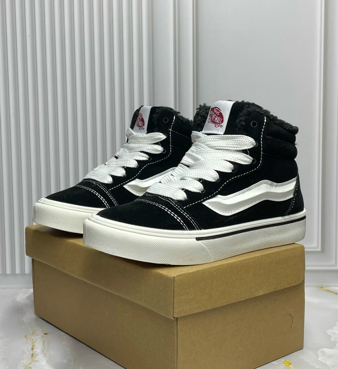 зимние кеды vans с мехом утепленные vans,кеды ванс высокие зимние sk8 hi утепленные с мехом,зимние vans sk8-hi на меху черные с белым,зимние кеды с мехом утепленные vans,зимние кеды vans sk-8 hi black