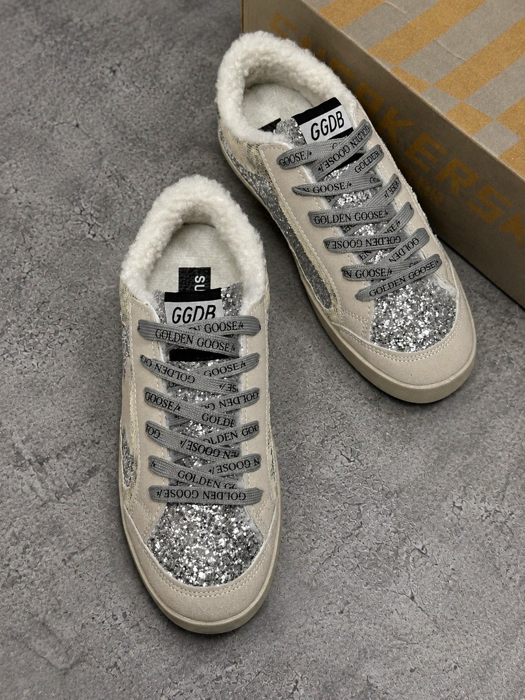 кеды зимние с натуральным мехом golden goose premium shoes,кеды golden goose,кроссовки golden goose,кеды женские golden goose a116527 зимние с мехом серебристые,golden goose кеды блестящие