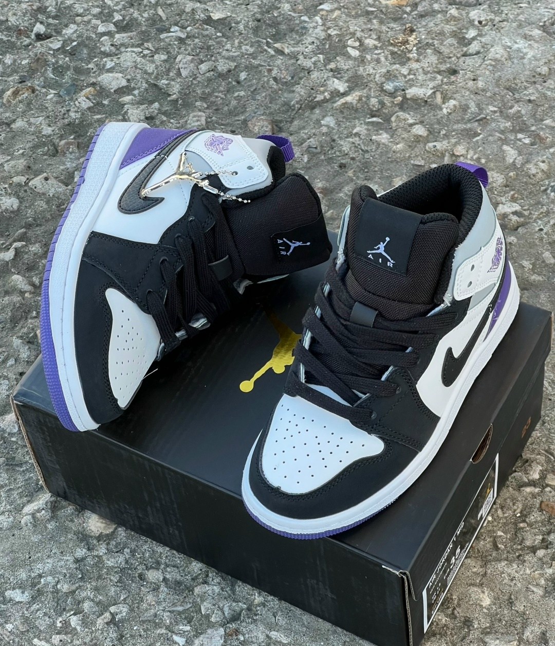 женские кроссовки nike air jordan 1 mid,nike air jordan 1 mid se,кроссовки nike air jordan,nike air jordan 1 mid,кроссовки nike air jordan 1 retro high
