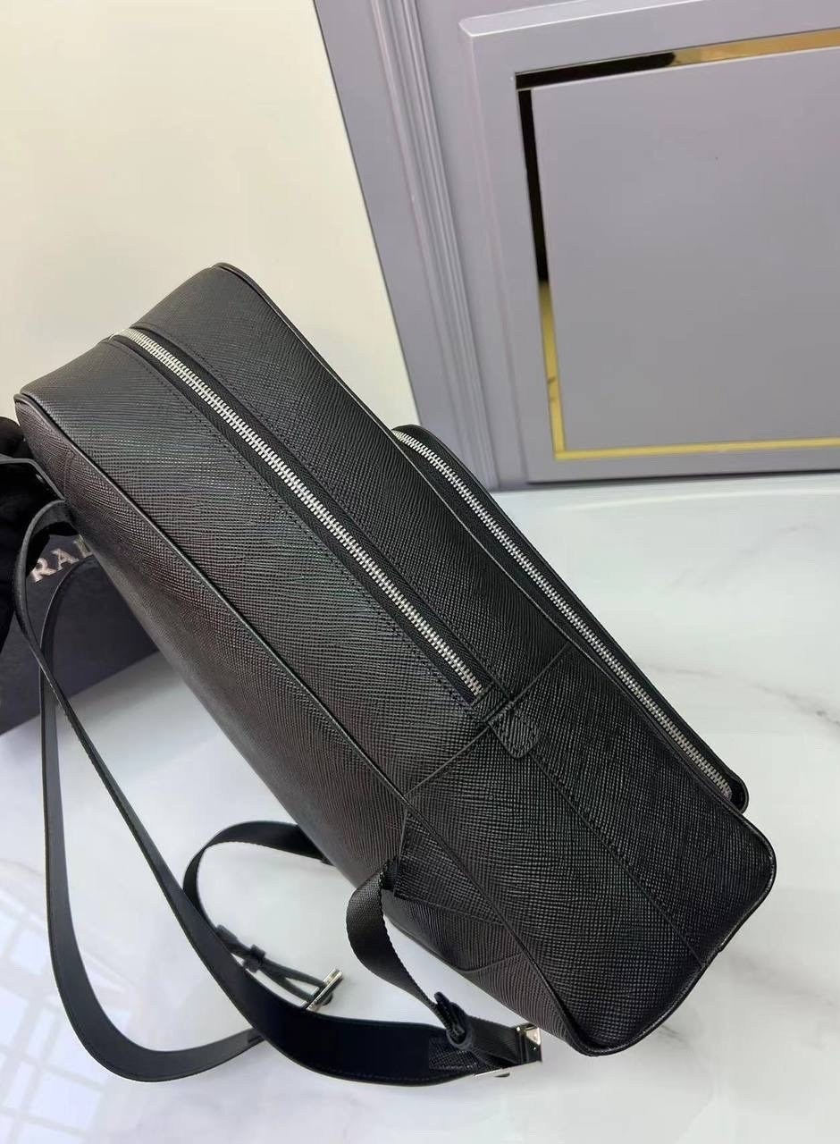 рюкзак из сафьяновой кожи prada,prada рюкзак из сафьяновой кожи с логотипом черный,рюкзак prada,мужская сумка prada,prada рюкзак prada