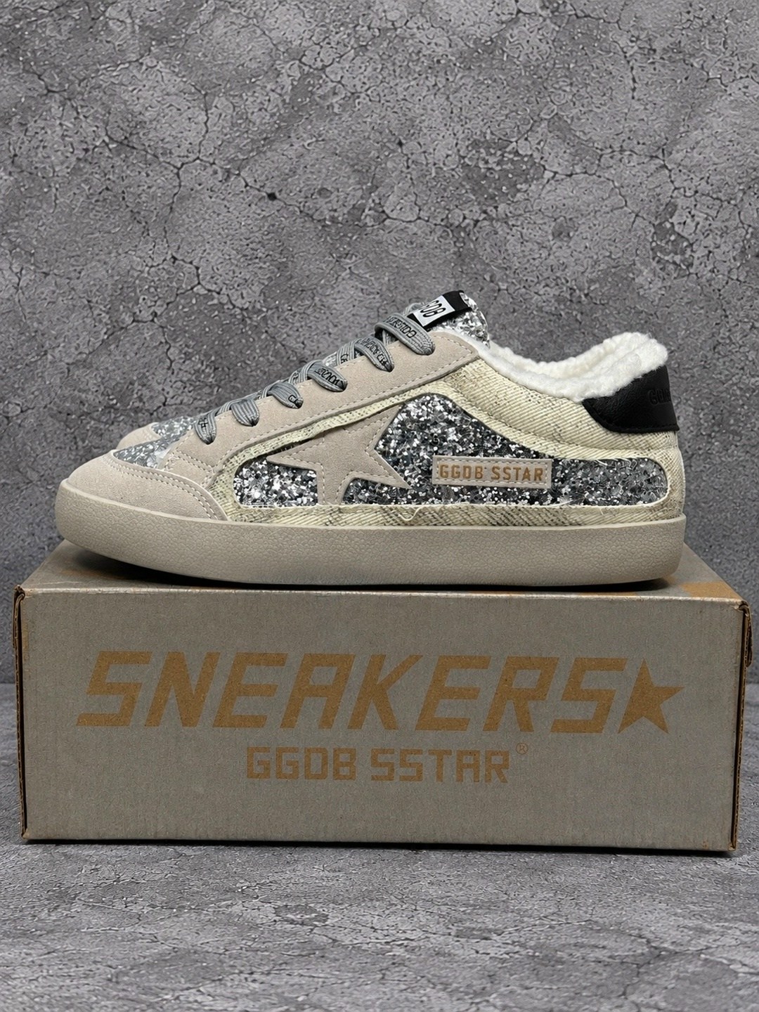 кеды зимние с натуральным мехом golden goose premium shoes,кеды golden goose,кроссовки golden goose,кеды женские golden goose a116527 зимние с мехом серебристые,golden goose кеды блестящие