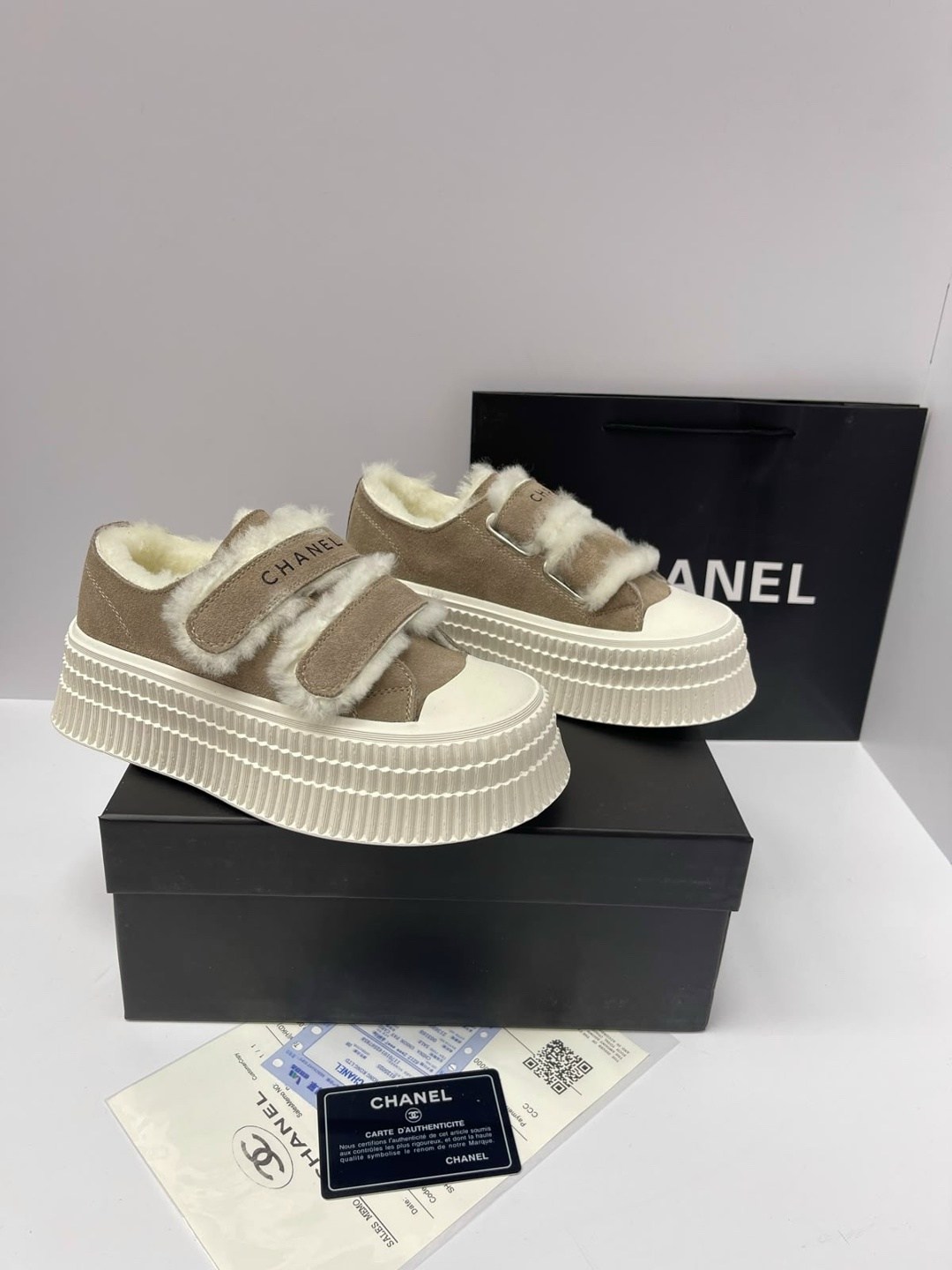 кроссовки зимние на меху chanel,высокие женские зимние кеды chanel,кроссовки chanel,кроссовки женские chanel a120784 зимние бежевые,кеды женские зимние chanel