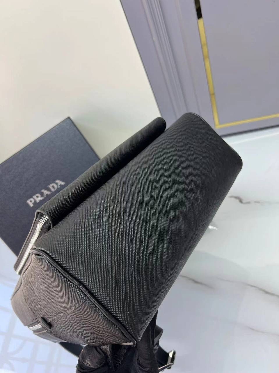 рюкзак из сафьяновой кожи prada,prada рюкзак из сафьяновой кожи с логотипом черный,рюкзак prada,мужская сумка prada,prada рюкзак prada