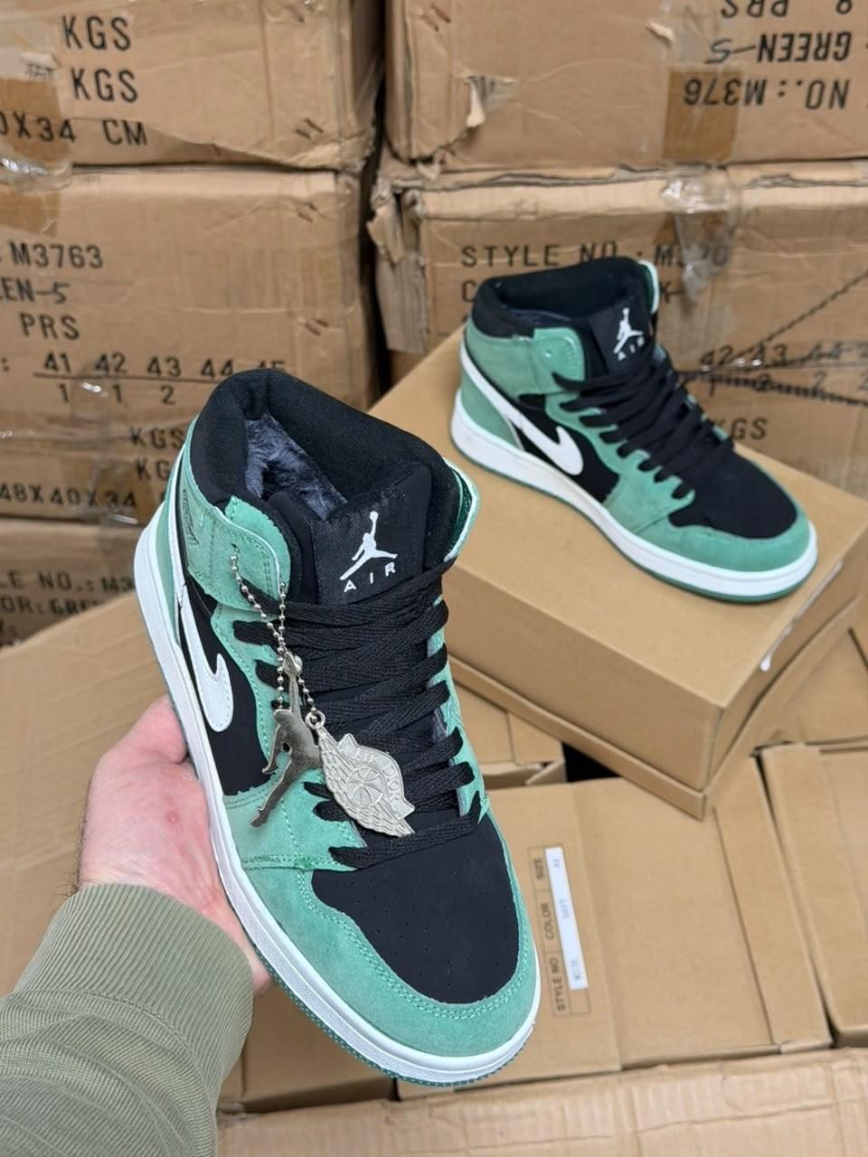 nike air jordan 1 mid,air jordan 1 mid 'hyper royal',air jordan 1 mid dark concord,jordan 1 mid purple black,air jordan 1 mid