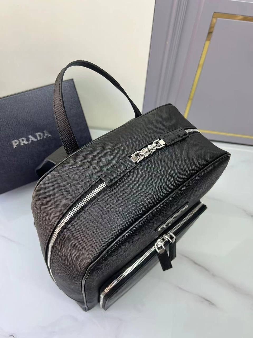 рюкзак из сафьяновой кожи prada,prada рюкзак из сафьяновой кожи с логотипом черный,рюкзак prada,мужская сумка prada,prada рюкзак prada