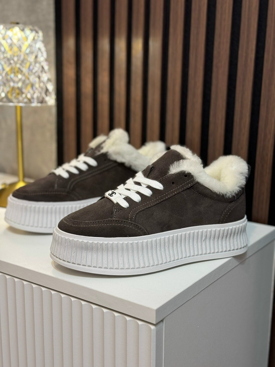 кроссовки с мехом,кроссовки женские chanel a120784 зимние бежевые,,кроссовки chanel,зимние кеды chanel натуральный мех