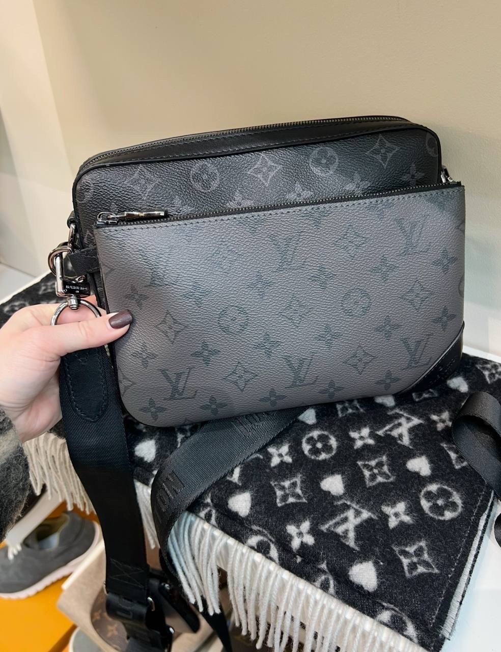 мужская сумка louis vuitton,сумка мужскaя louis vuitton через плечо,мужская сумка луи виттон,louis vuitton messenger trio,louis vuitton trio messenger мужская