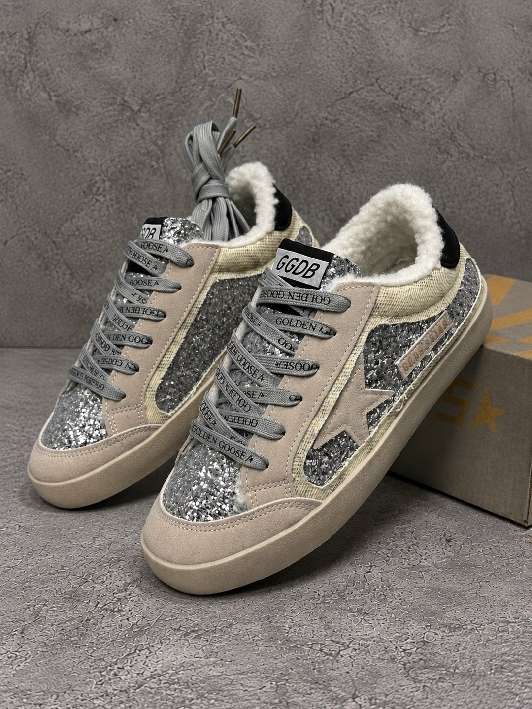 кеды зимние с натуральным мехом golden goose premium shoes,кеды golden goose,кроссовки golden goose,кеды женские golden goose a116527 зимние с мехом серебристые,golden goose кеды блестящие