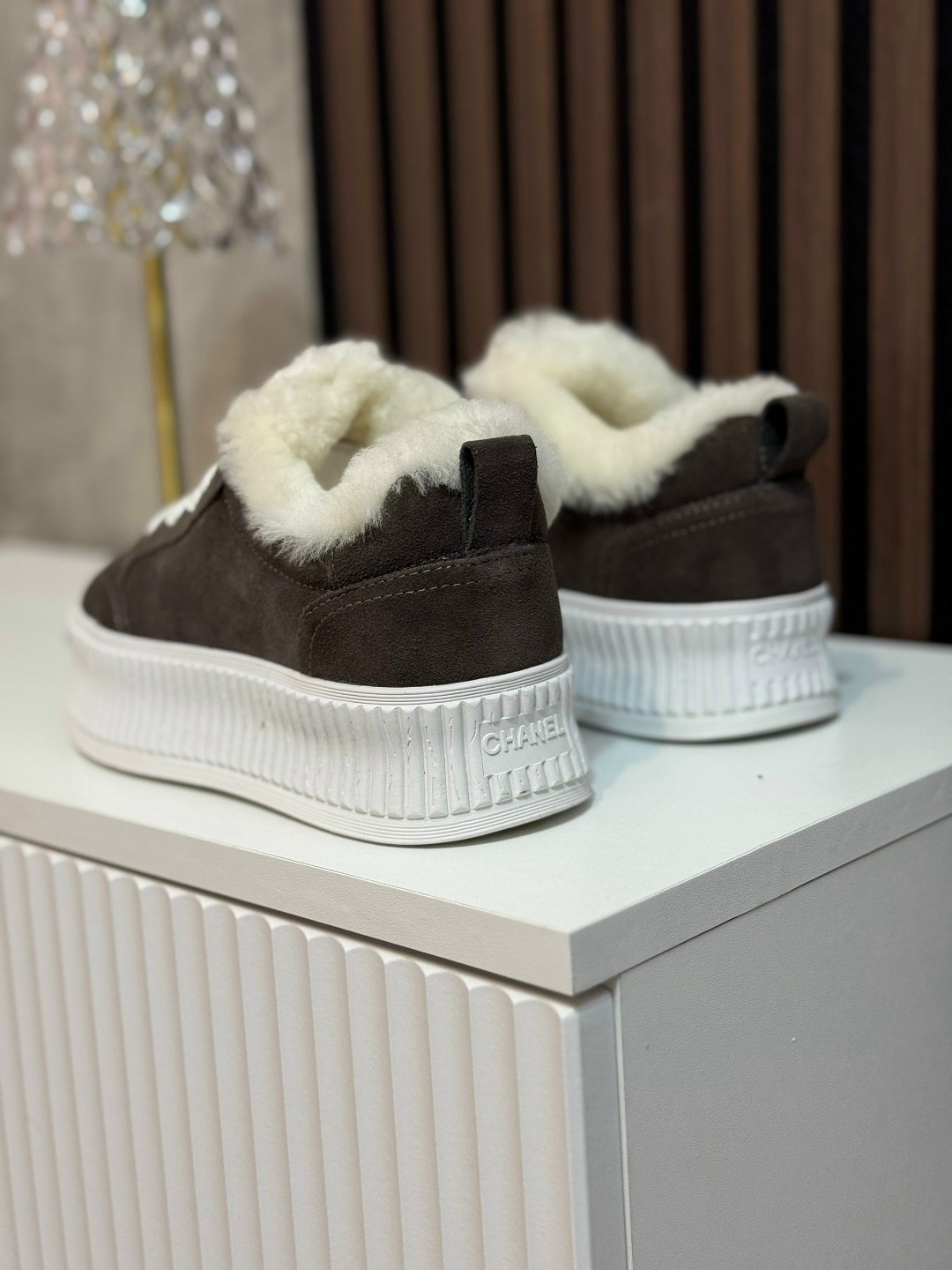 кроссовки с мехом,кроссовки женские chanel a120784 зимние бежевые,,кроссовки chanel,зимние кеды chanel натуральный мех