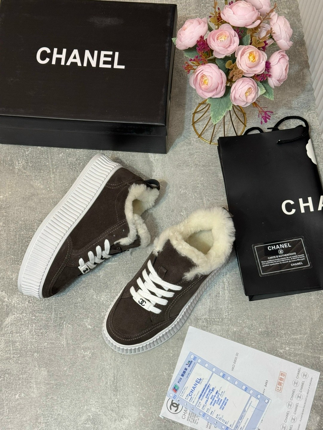 кроссовки с мехом,кроссовки женские chanel a120784 зимние бежевые,,кроссовки chanel,зимние кеды chanel натуральный мех