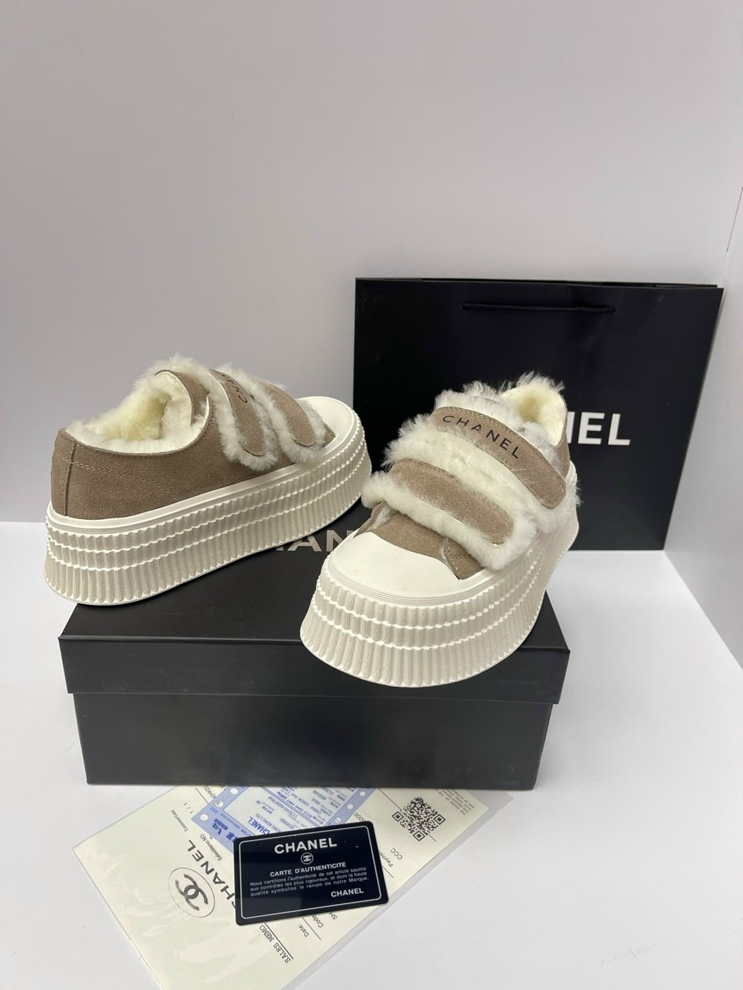 кроссовки зимние на меху chanel,высокие женские зимние кеды chanel,кроссовки chanel,кроссовки женские chanel a120784 зимние бежевые,кеды женские зимние chanel