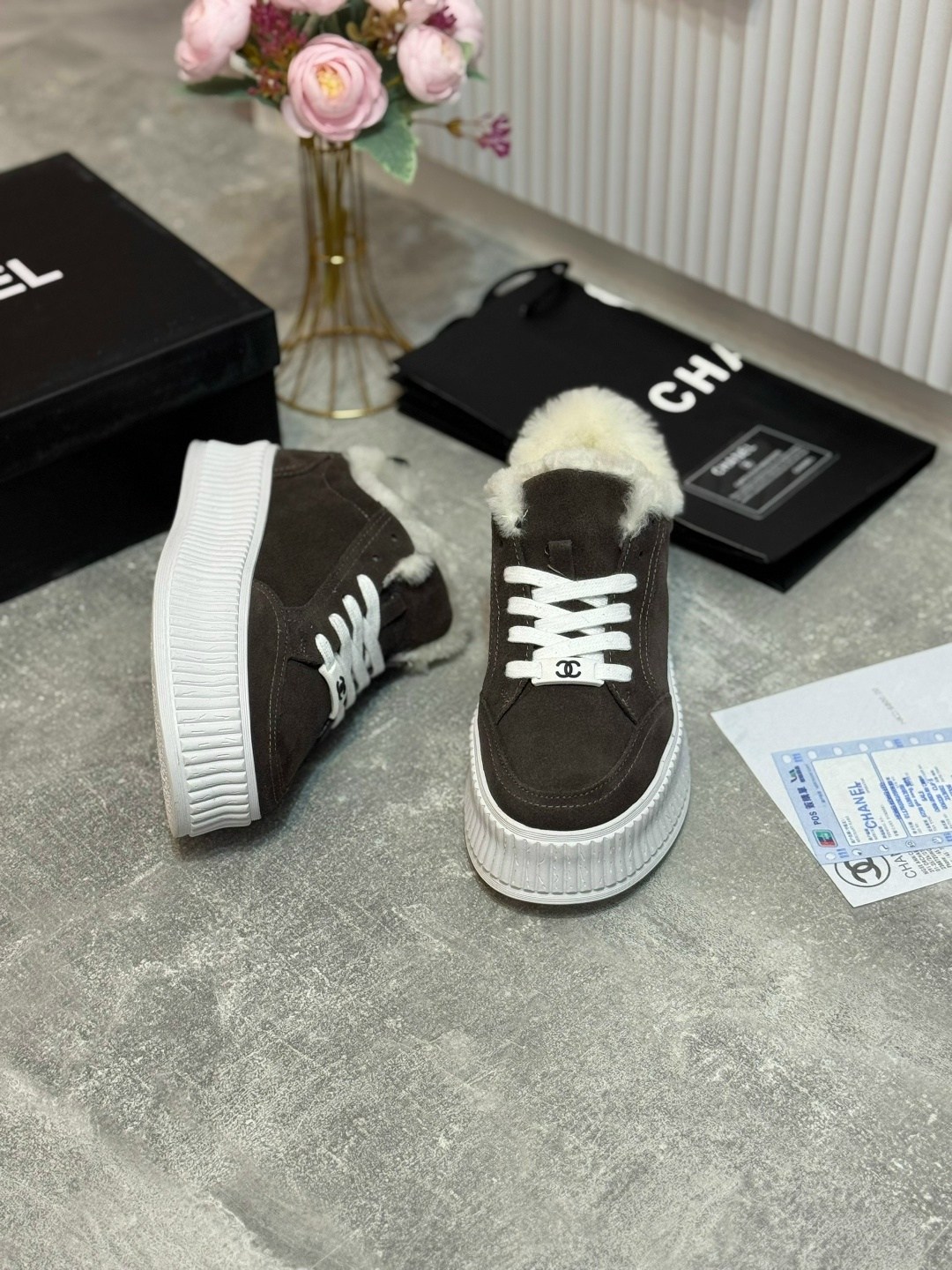 кроссовки с мехом,кроссовки женские chanel a120784 зимние бежевые,,кроссовки chanel,зимние кеды chanel натуральный мех