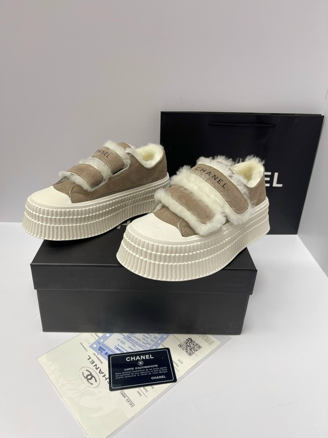 кроссовки зимние на меху chanel,высокие женские зимние кеды chanel,кроссовки chanel,кроссовки женские chanel a120784 зимние бежевые,кеды женские зимние chanel