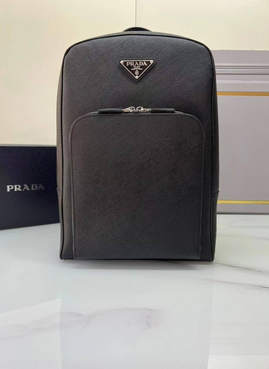 рюкзак из сафьяновой кожи prada,prada рюкзак из сафьяновой кожи с логотипом черный,рюкзак prada,мужская сумка prada,prada рюкзак prada