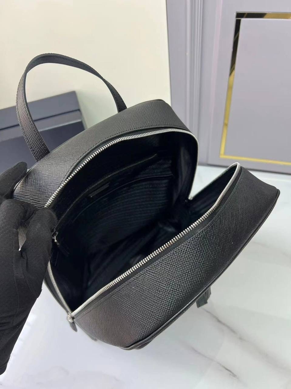 рюкзак из сафьяновой кожи prada,prada рюкзак из сафьяновой кожи с логотипом черный,рюкзак prada,мужская сумка prada,prada рюкзак prada