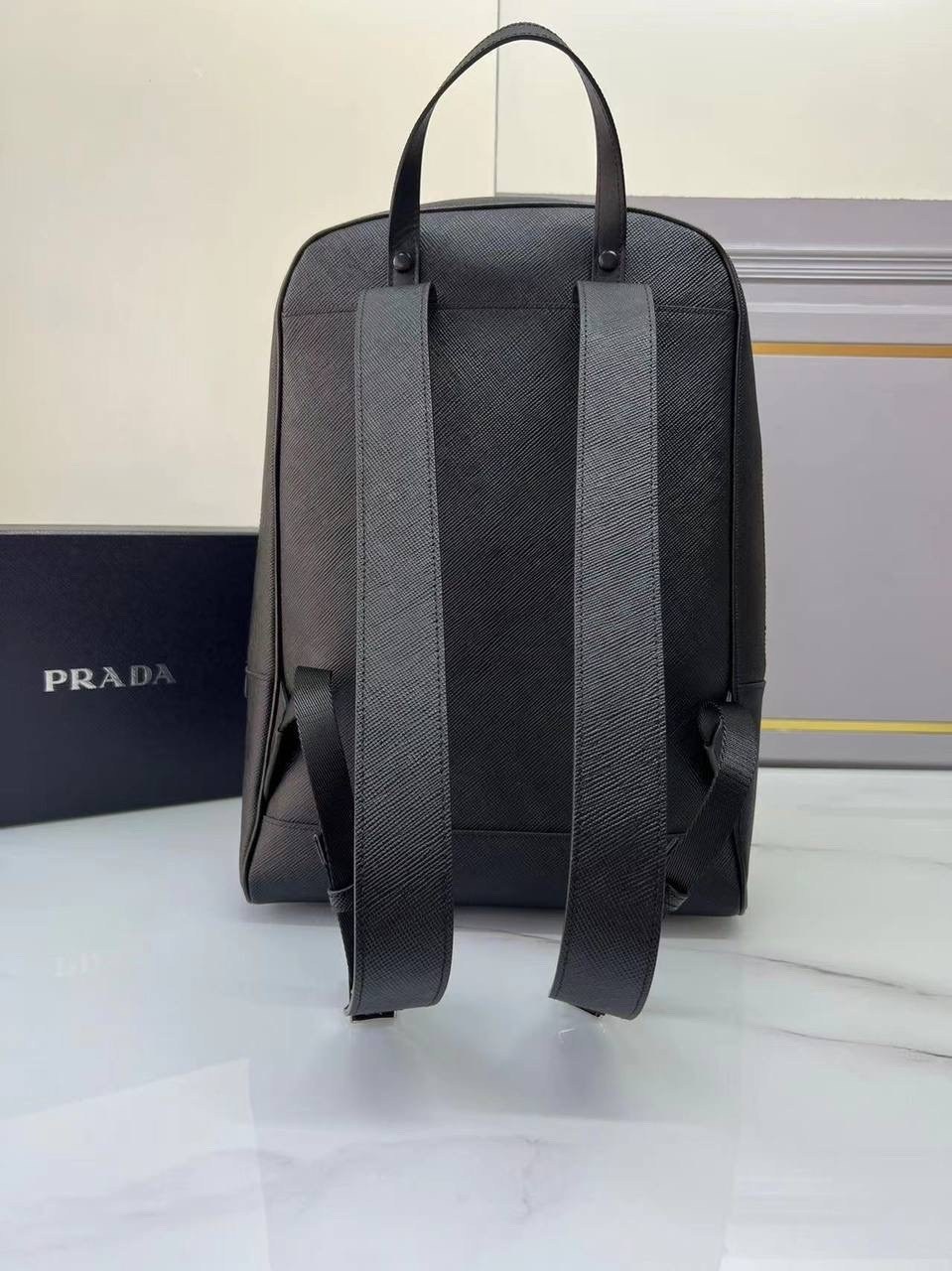 рюкзак из сафьяновой кожи prada,prada рюкзак из сафьяновой кожи с логотипом черный,рюкзак prada,мужская сумка prada,prada рюкзак prada