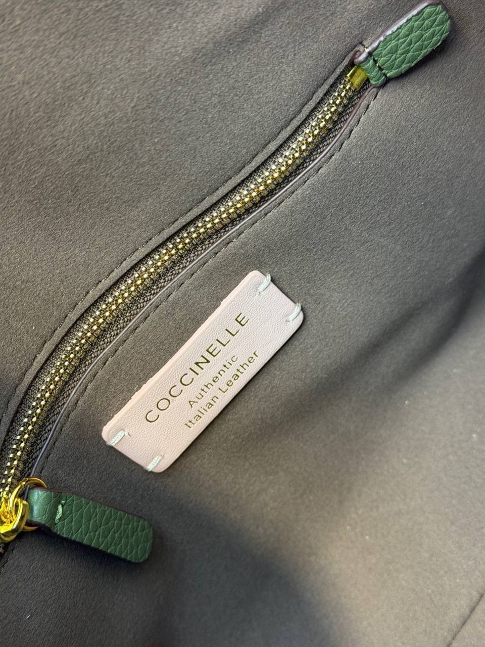 сумка coccinelle,сумка женская coccinelle натуральная замша,сумка coccinelle из натуральной замши,женская замшевая сумка,сумка coccinelli натуральная замша 25 × 16 × 6 см
