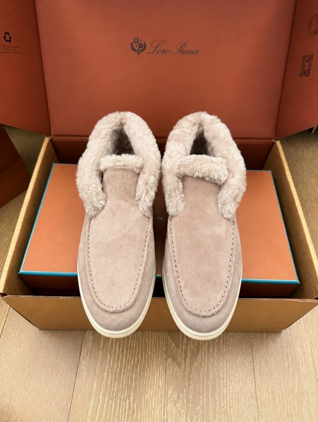 зимние замшевые ботинки loro piana open walk бежевые с мехом,лоферы loro piana open walk с мехом женские,бежевые ботинки с мехом loro piana open walk,лоферы loro piana,