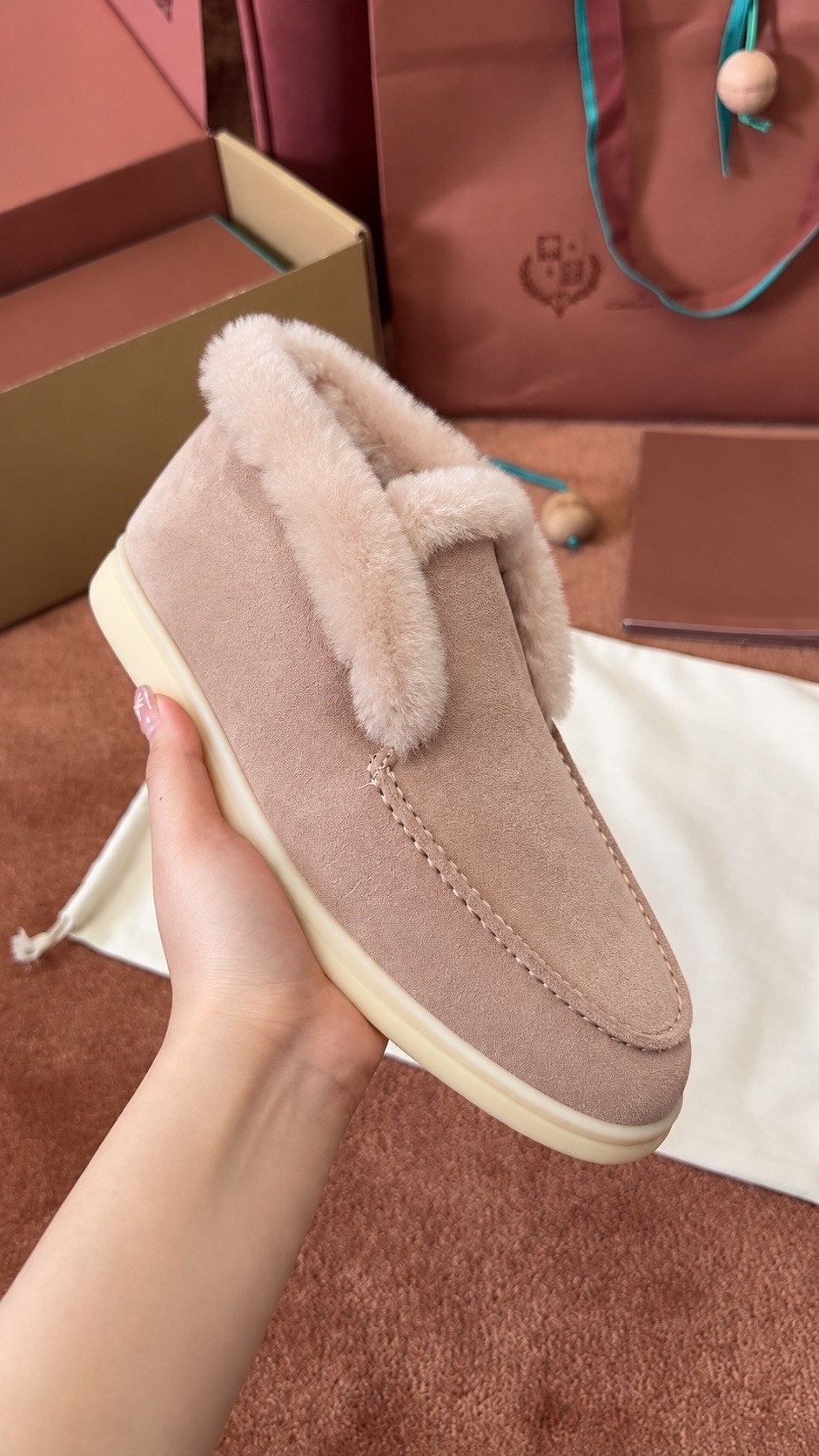 зимние замшевые ботинки loro piana open walk бежевые с мехом,лоферы loro piana open walk с мехом женские,бежевые ботинки с мехом loro piana open walk,лоферы loro piana,