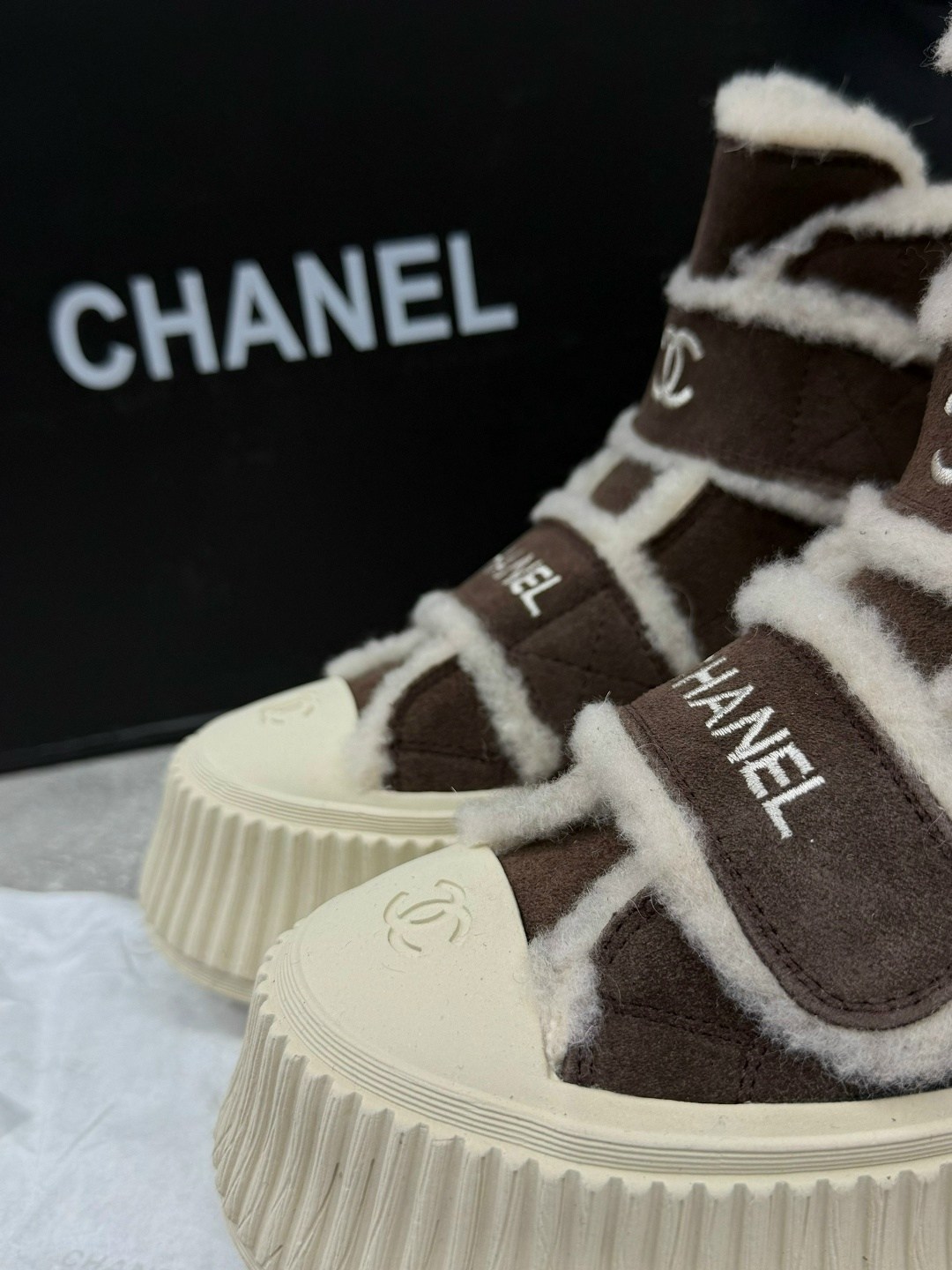 кроссовки зимние на меху chanel,высокие тёплые кеды шанель,кеды шанель зимние,высокие женские зимние кеды chanel,