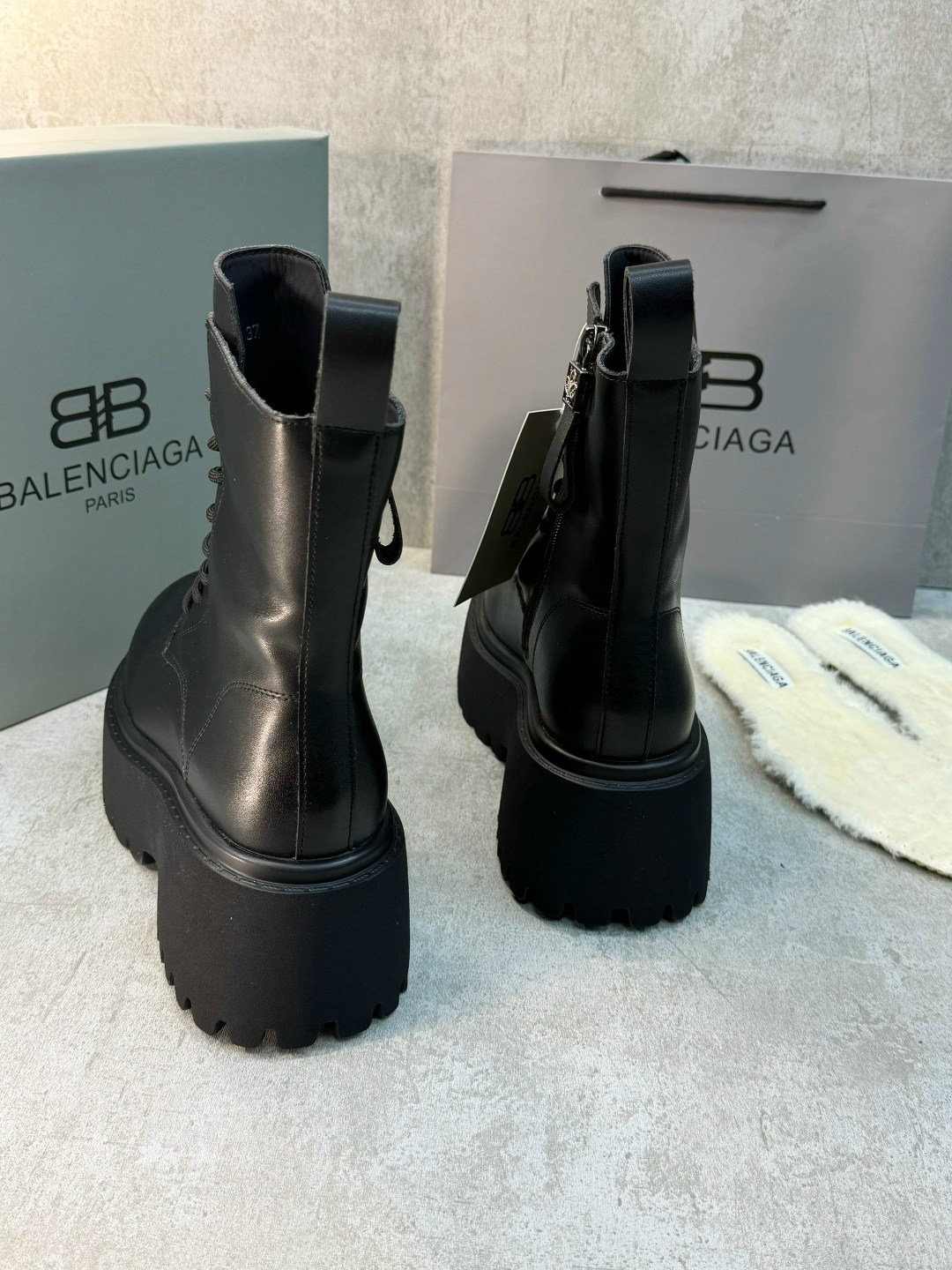 ботинки balenciaga,balenciaga женские кожаные ботинки balenciaga чёрного цвета,ботинки balenciaga на шнуровке черные,balenciaga женские кожаные ботинки чёрного цвета,сапоги balenciaga