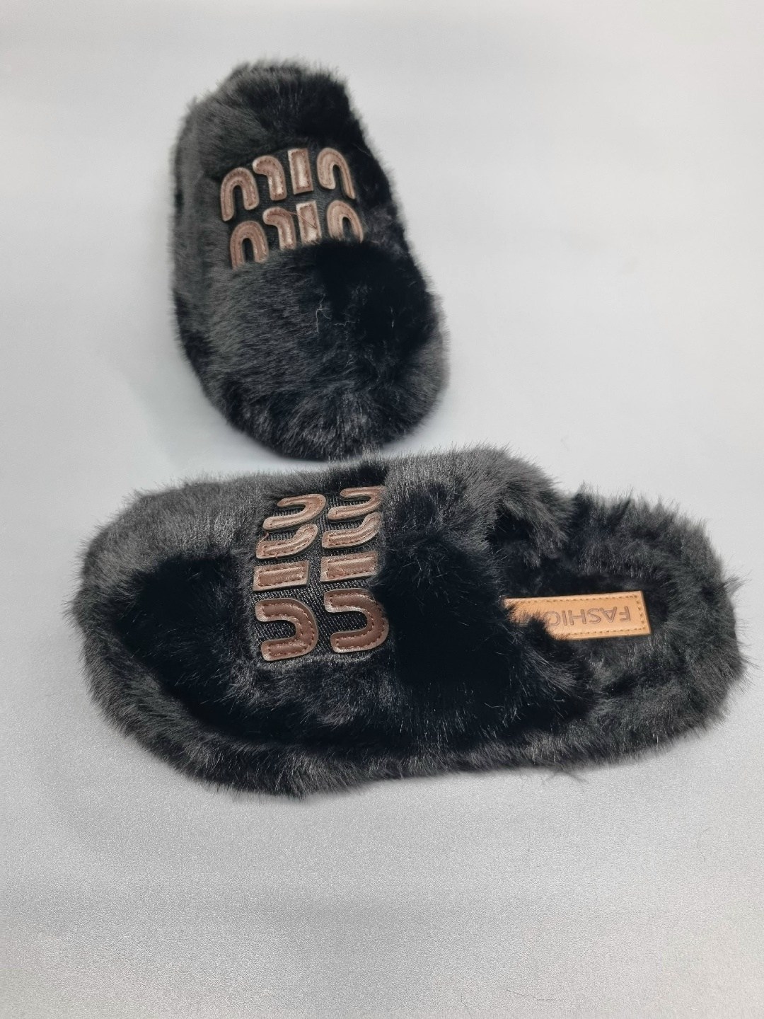,тапочки женские,miu miu тапочки,женские меховые шлепанцы miu miu белые,шлепанцы miu miu с мехом