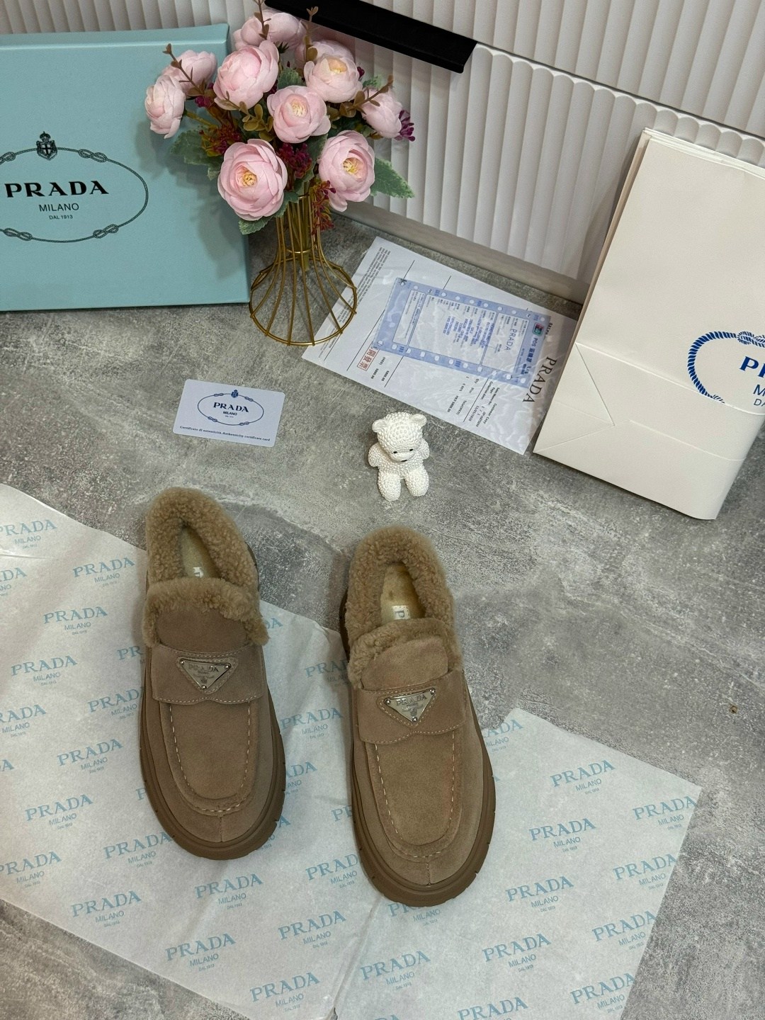 женские замшевые ботинки prada 2026 с мехом бежевые,лоферы prada,prada ботинки женские,замшевые лоферы с мехом prada бежевые,лоферы женские замшевые с мехом prada