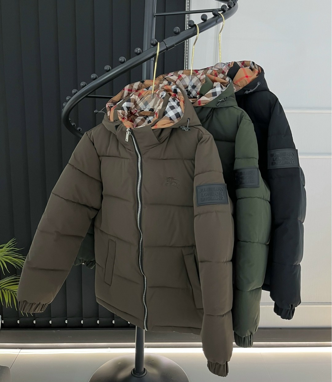 burberry пуховик,женский двусторонний пуховик burberry бежевый lm-21613,женский двусторонний пуховик burberry бежевый,зимняя куртка burberry,пуховик мужской burberry
