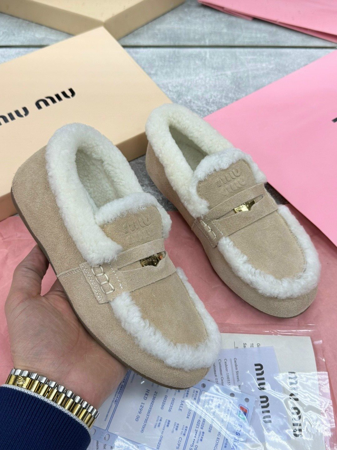 зимние замшевые женские лоферы miu miu,зимние мокасины miu miu с меховой отделкой,меховые мокасины miu miu,лоферы с мехам,макасины miu miu зимние на меху