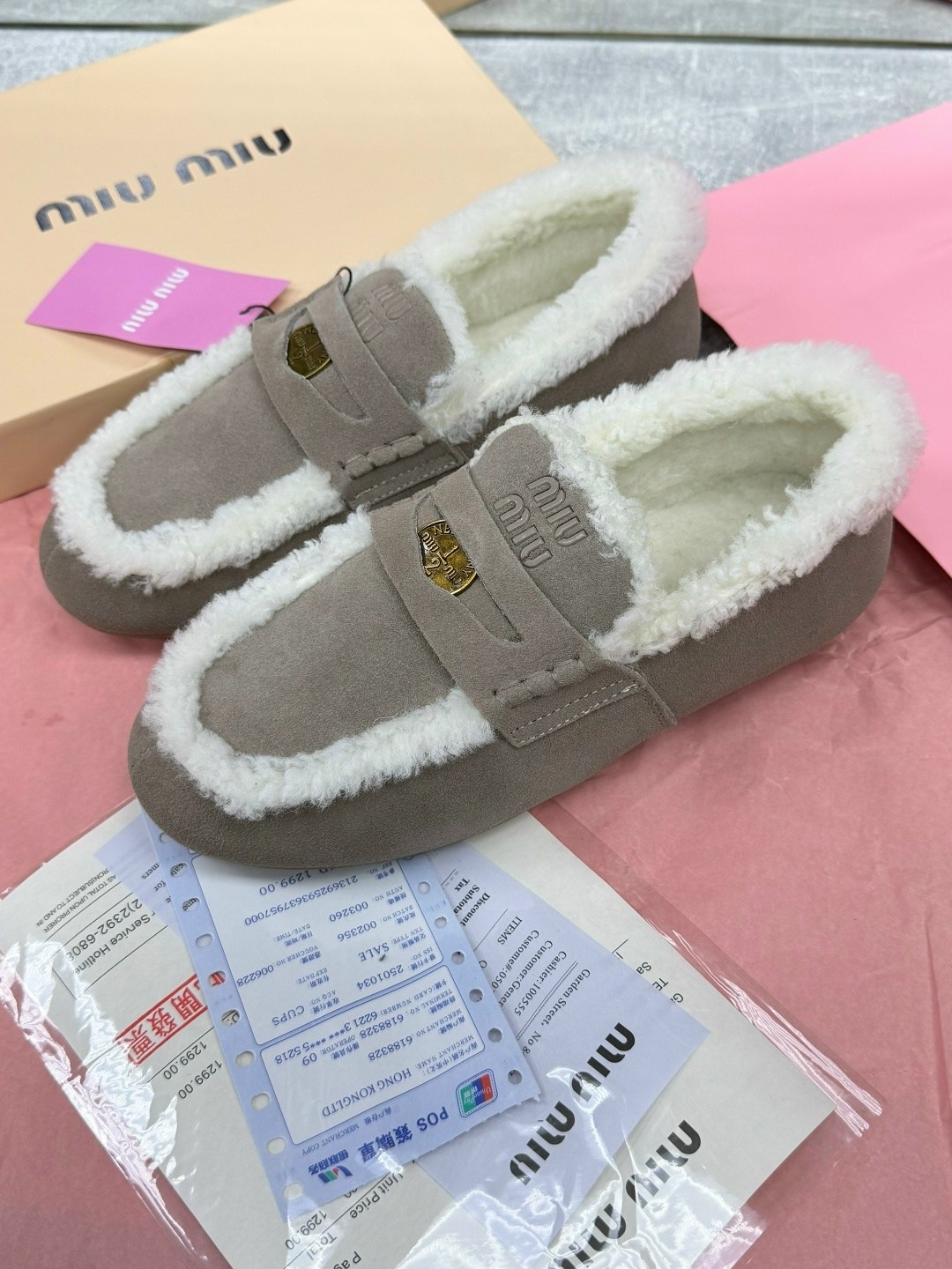 зимние замшевые женские лоферы miu miu,зимние мокасины miu miu с меховой отделкой,меховые мокасины miu miu,лоферы с мехам,макасины miu miu зимние на меху