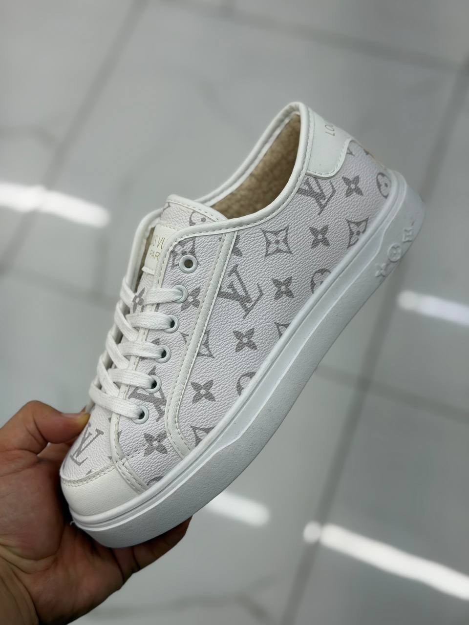 ,кроссовки louis vuitton,кеды louis vuitton,луи виттон кеды,кеды луи виттон женские