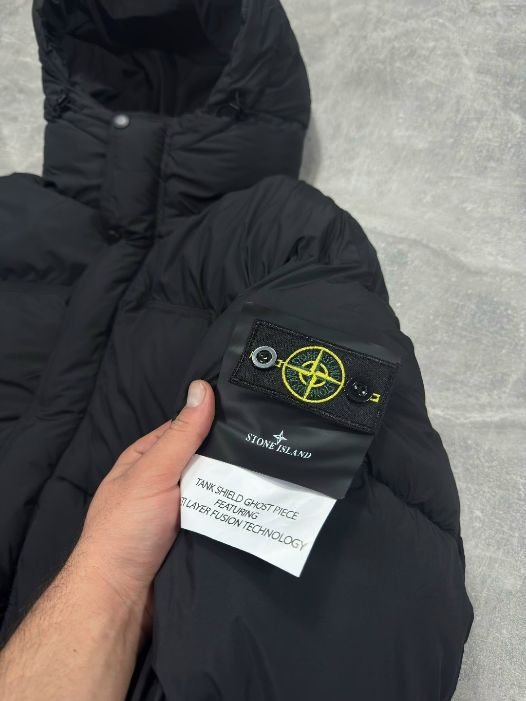 зимняя куртка stone island,пуховик stone island,зимняя куртка пуховик stone island стон айленд,удлиненный пуховик stone island зимний с патчем,зимняя куртка stone island черная