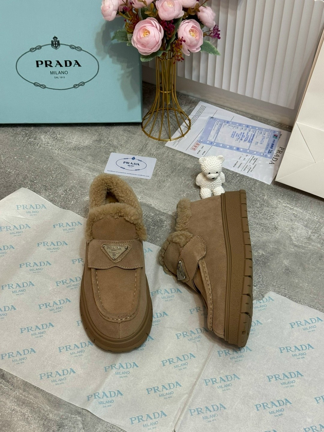 женские замшевые ботинки prada 2026 с мехом бежевые,лоферы prada,prada ботинки женские,замшевые лоферы с мехом prada бежевые,лоферы женские замшевые с мехом prada