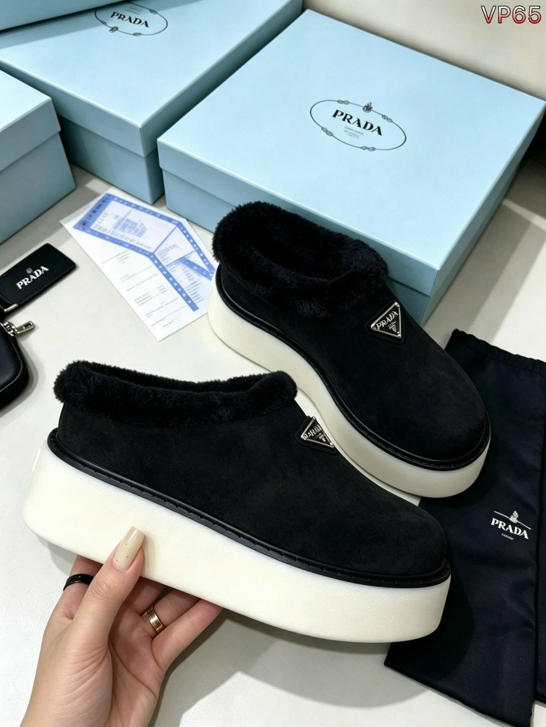 ,лоферы prada,угги женские,женские зимние ботинки prada,коричневые замшевые ботинки с мехом prada