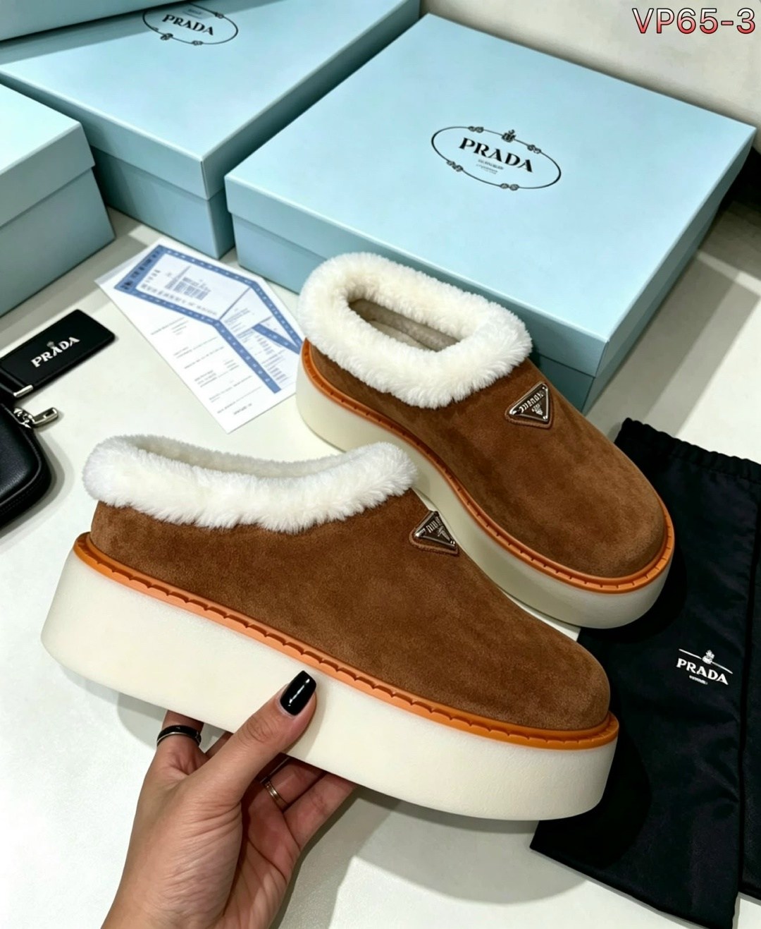 ,лоферы prada,угги женские,женские зимние ботинки prada,коричневые замшевые ботинки с мехом prada