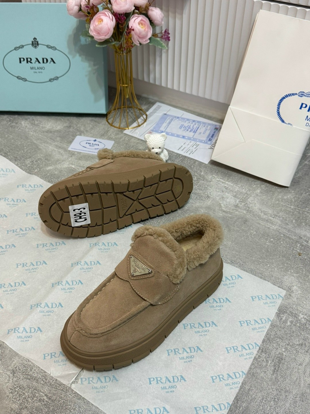 женские замшевые ботинки prada 2026 с мехом бежевые,лоферы prada,prada ботинки женские,замшевые лоферы с мехом prada бежевые,лоферы женские замшевые с мехом prada