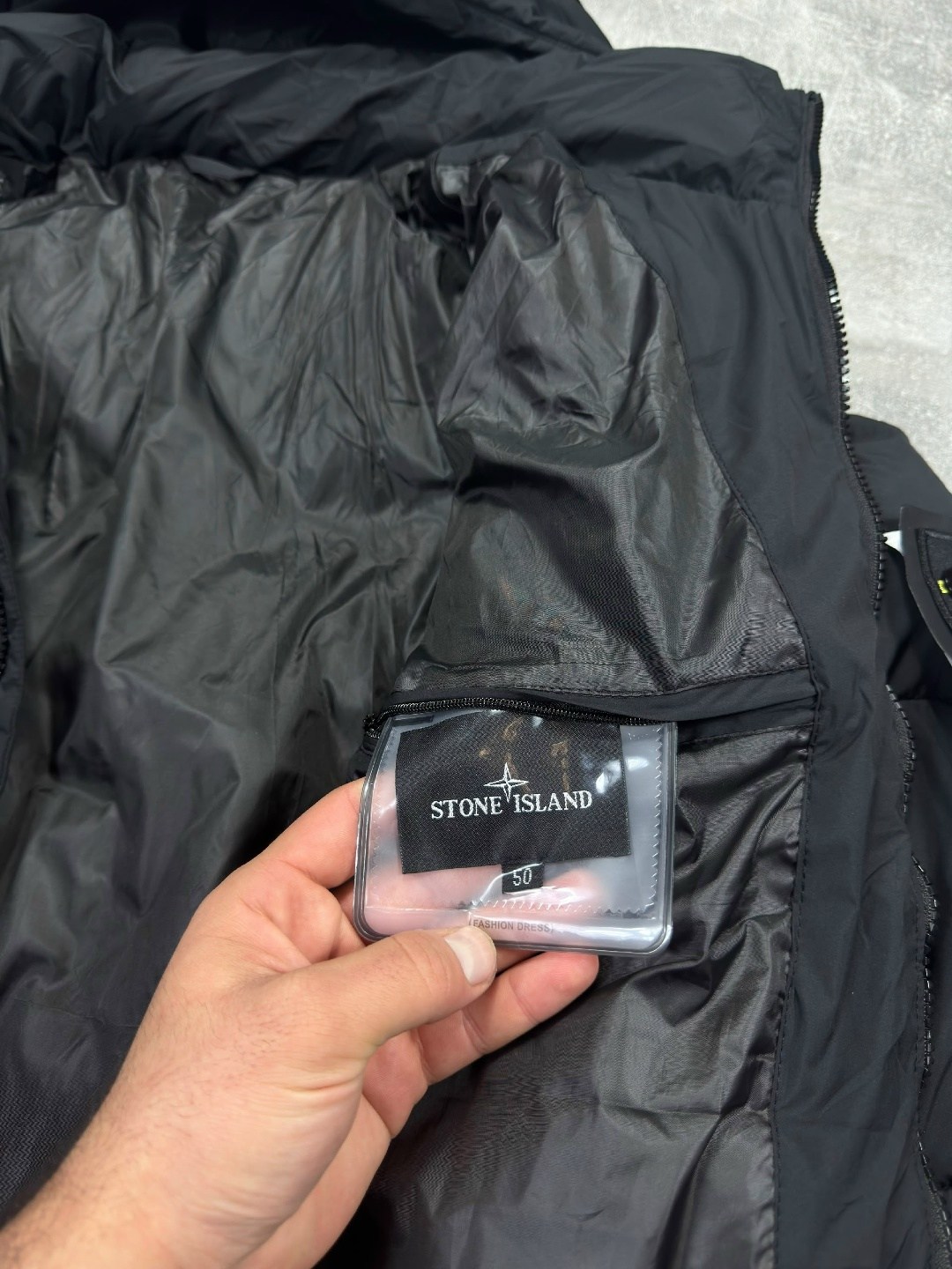 зимняя куртка stone island,пуховик stone island,зимняя куртка пуховик stone island стон айленд,удлиненный пуховик stone island зимний с патчем,зимняя куртка stone island черная