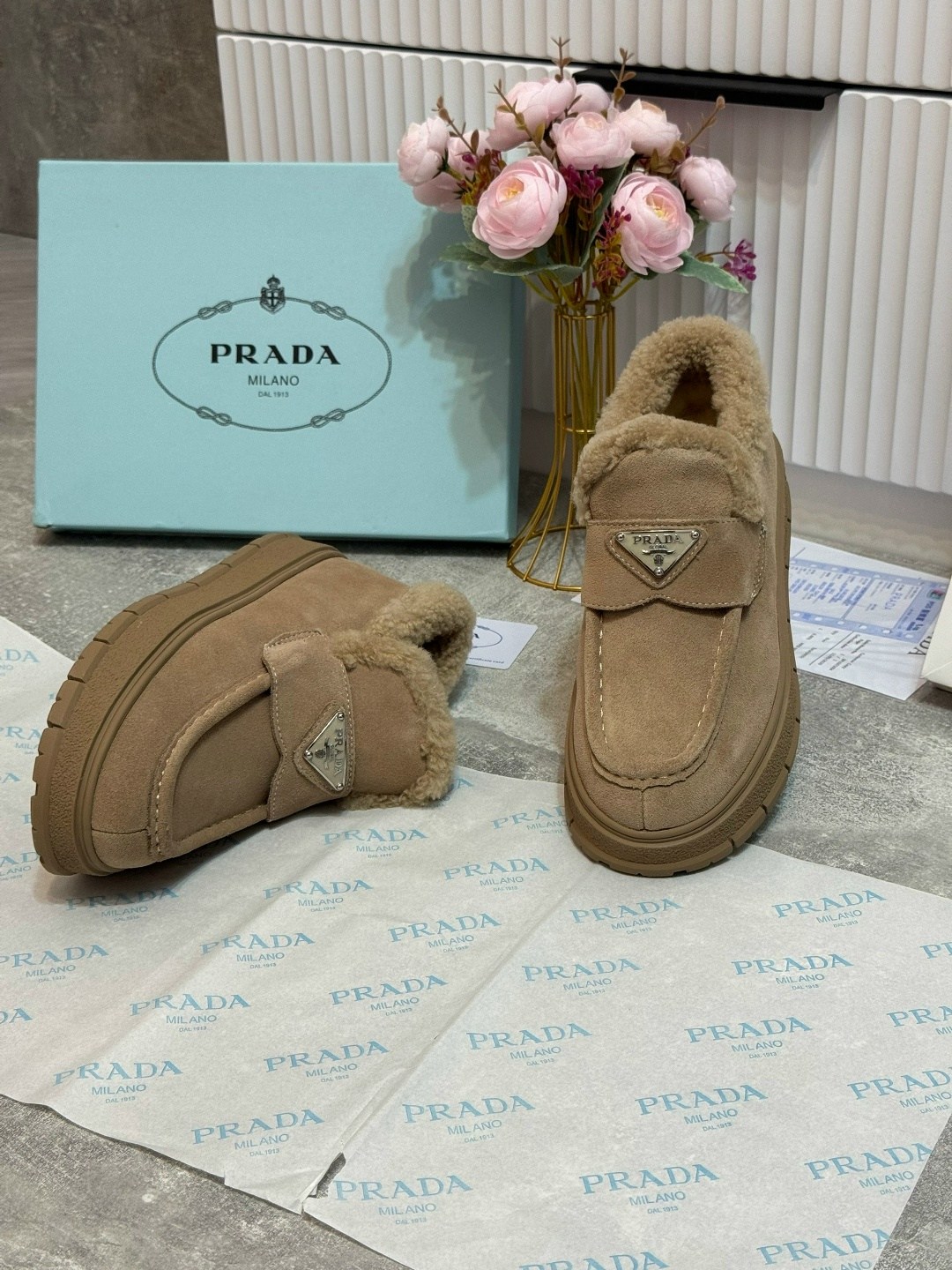 женские замшевые ботинки prada 2026 с мехом бежевые,лоферы prada,prada ботинки женские,замшевые лоферы с мехом prada бежевые,лоферы женские замшевые с мехом prada