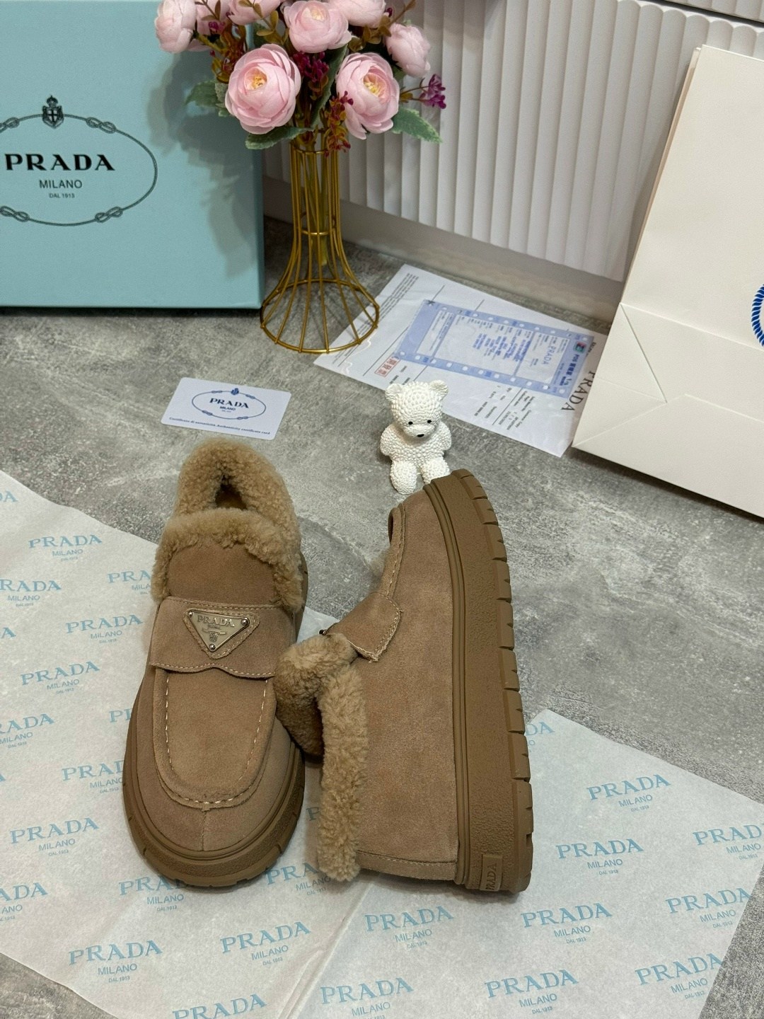 женские замшевые ботинки prada 2026 с мехом бежевые,лоферы prada,prada ботинки женские,замшевые лоферы с мехом prada бежевые,лоферы женские замшевые с мехом prada