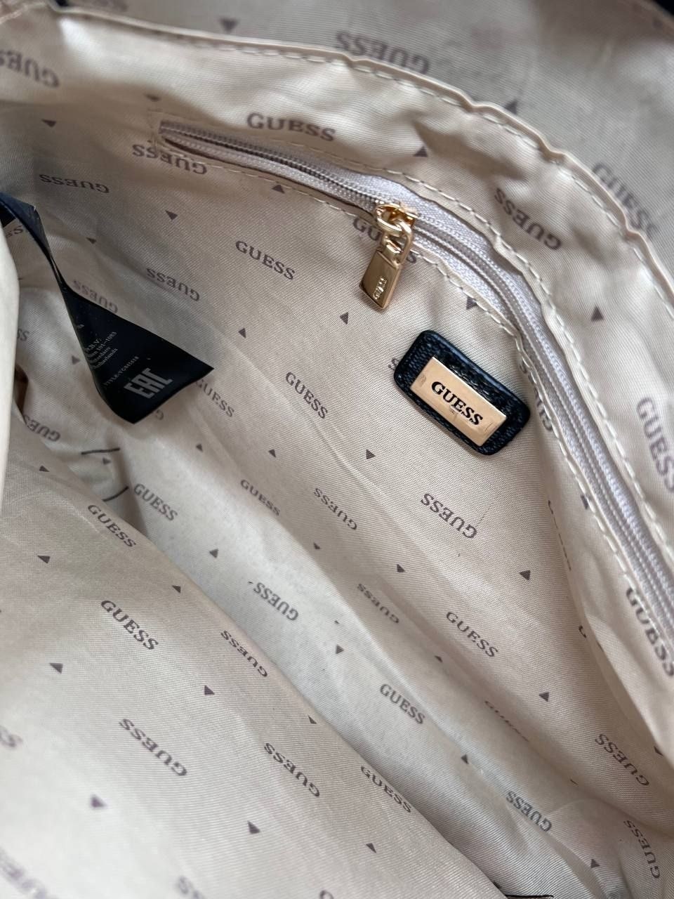 женская сумка guess,сумка guess,сумка женская guess hwbg8377060 темно-серая,сумка-тоут guess erica 2 серый,стильная сумка
