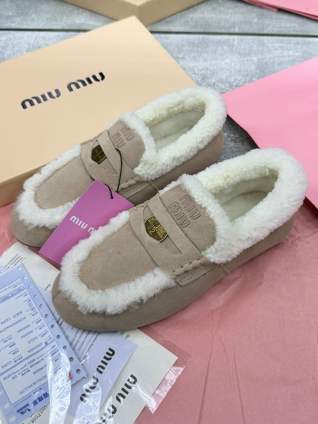 зимние замшевые женские лоферы miu miu,зимние мокасины miu miu с меховой отделкой,меховые мокасины miu miu,лоферы с мехам,макасины miu miu зимние на меху